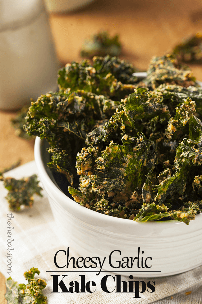 Cheesy garlic raw kale chips, paleo and vegan - The Herbal Spoon