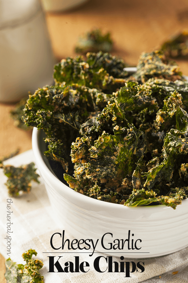 Forbyde Haiku Egenskab Cheesy Garlic Dehydrated Kale Chips -raw, vegan and paleo - The Herbal Spoon