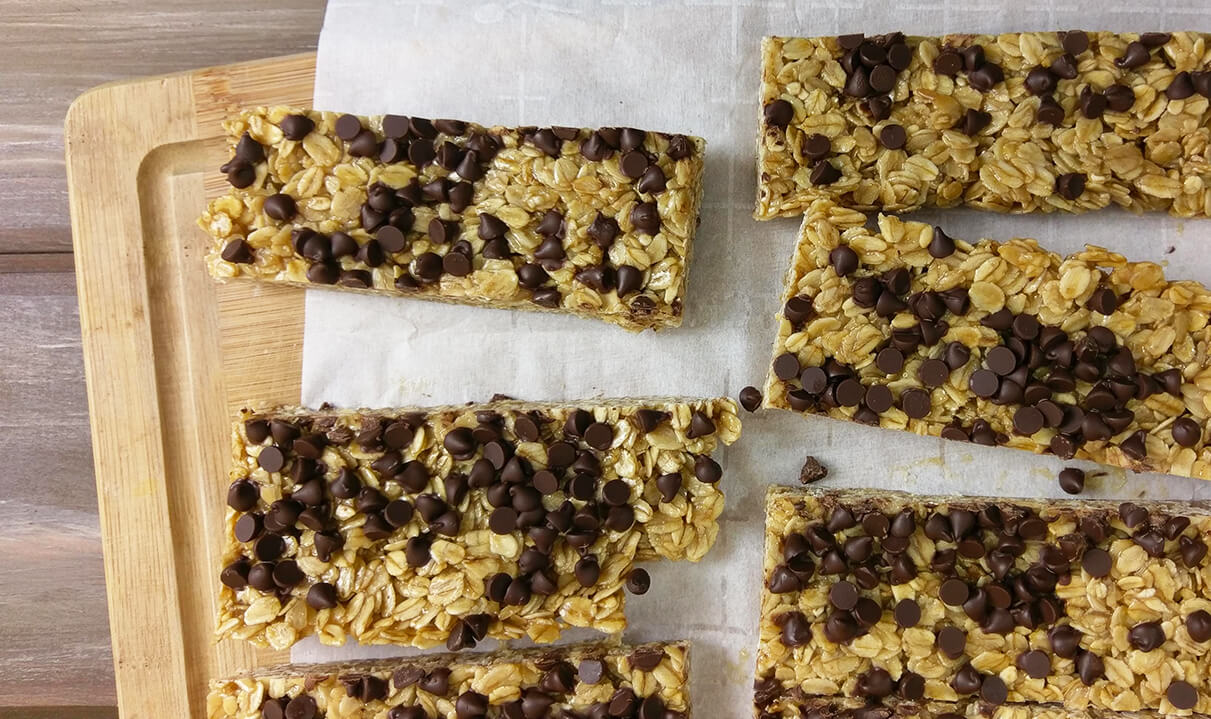 Chewy salted caramel chocolate granola bars - gluten free, dairy free, naturally sweetened - The Herbal Spoon
